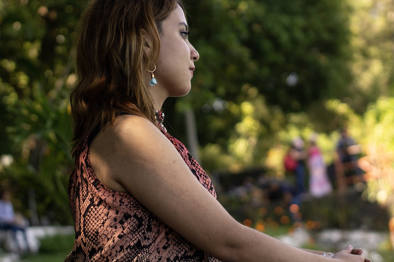 thinking, woman, lady, looking aside, nature, girl thinking, girl reflecting, chica viendo a un lado, chica pensando